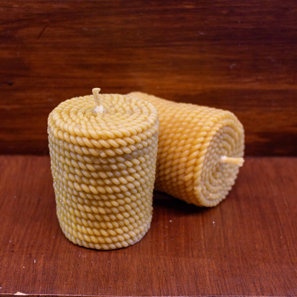 Deux bougies cylindriques en cire d'abeille