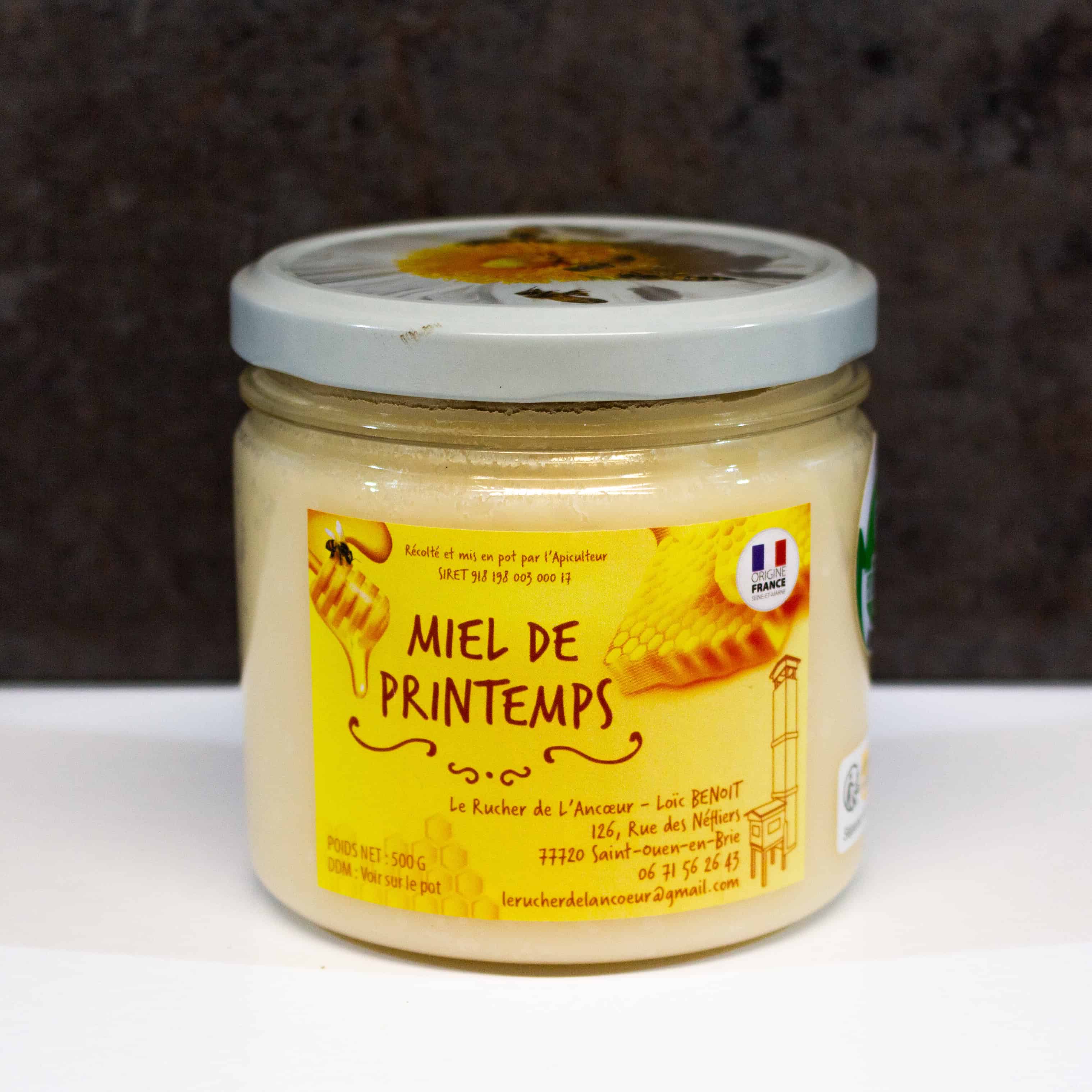 Miel de printemps 500g sur fond blanc, miel liquide artisanal