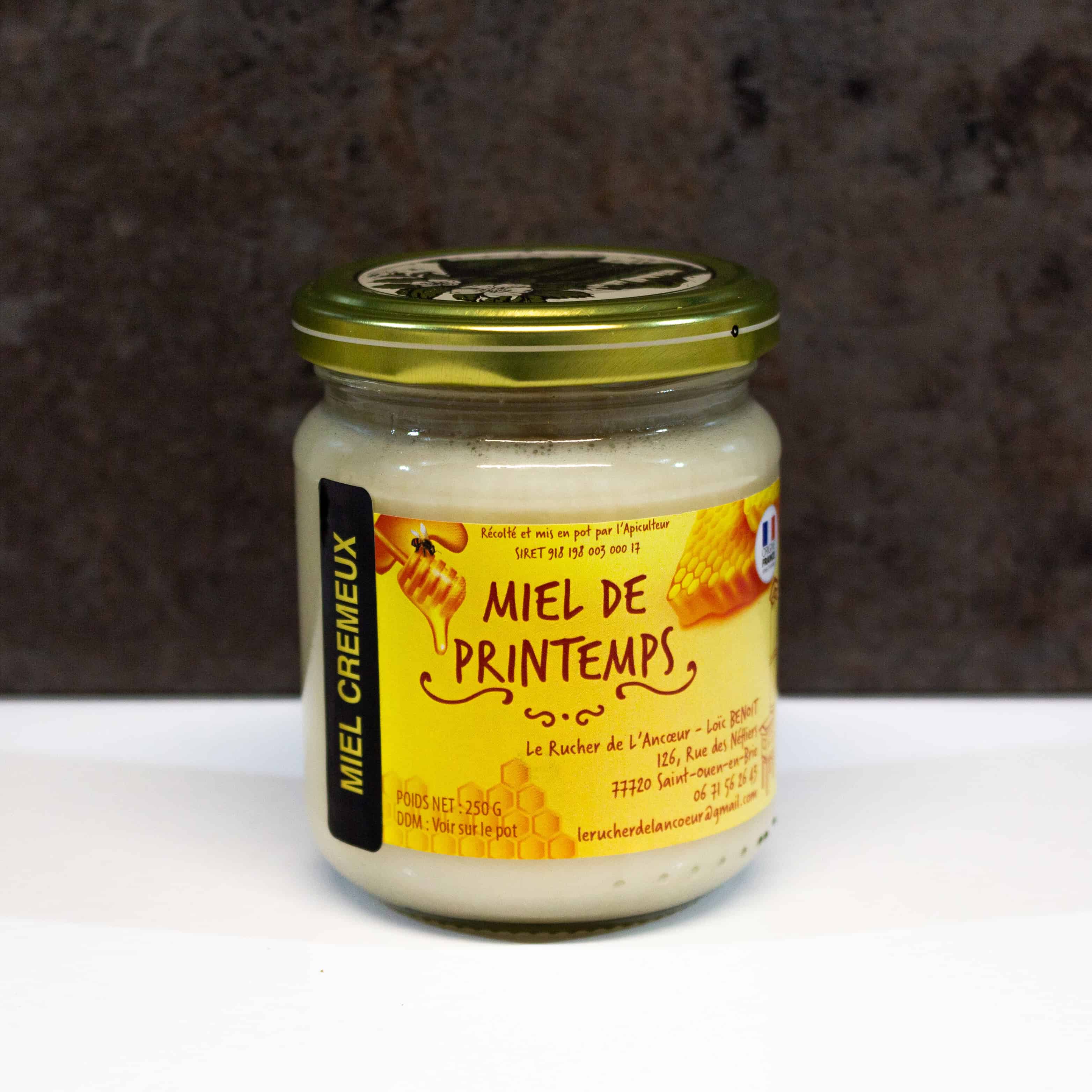 Miel de printemps crémeux 500g sur fond blanc, texture onctueuse
